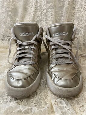 Adidas Neo Raleigh
Mid sneakers size 6.
